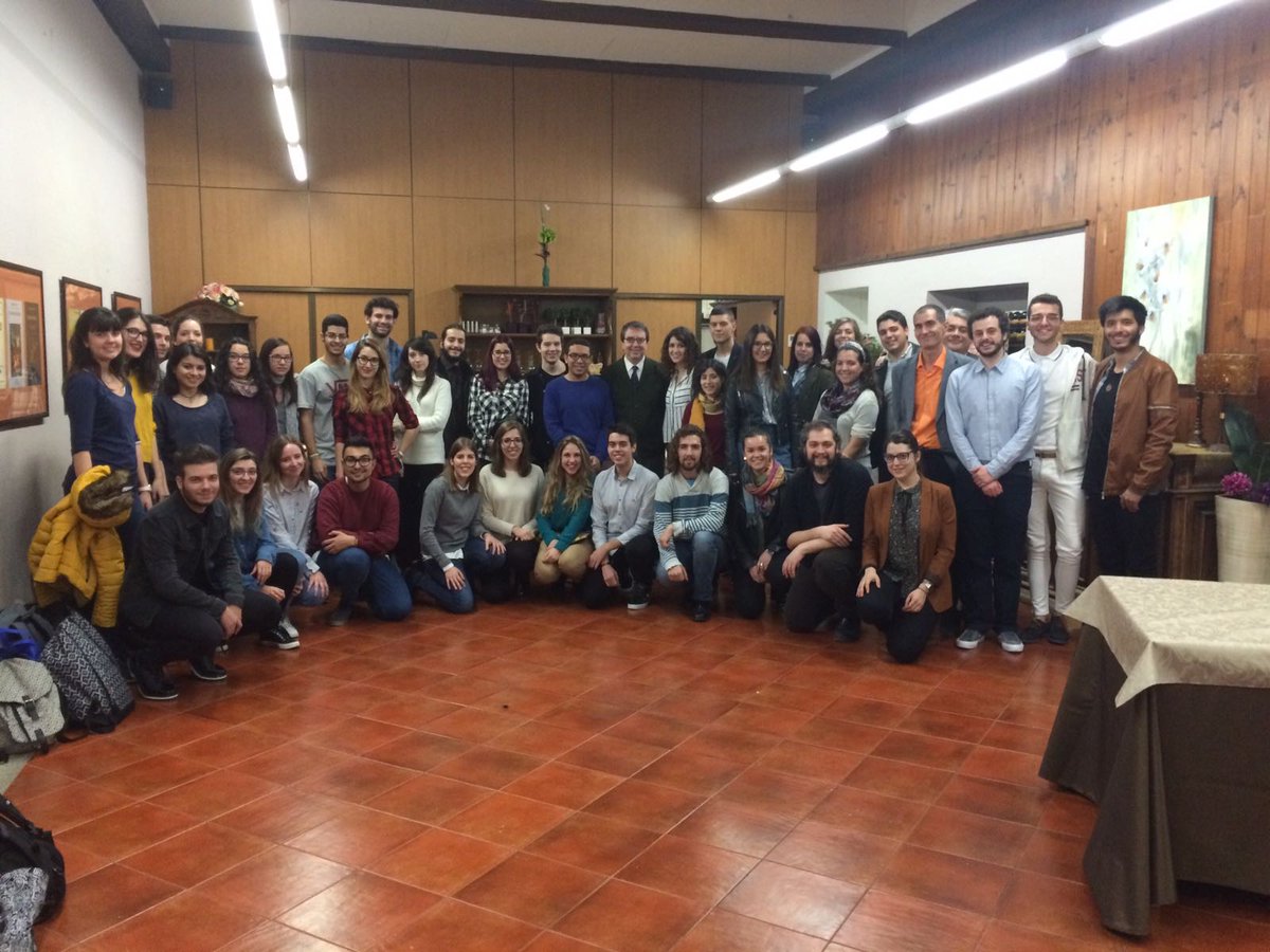 UAHes's tweet photo. Fernando Galván, ha celebrado hoy un encuentro con todos los estudiantes que participaron en #AULA2017 https://t.co/Qyyd0g32be #UAH 😊😊 https://t.co/v8dLCyS1Is