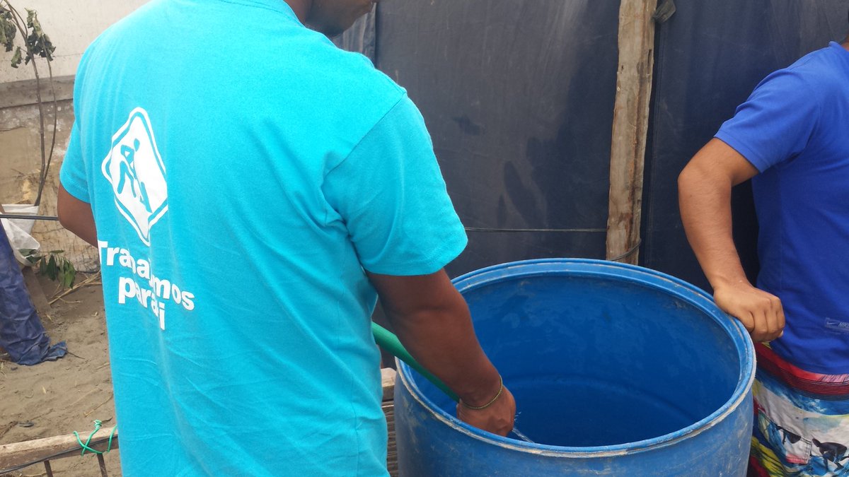 Munimolina's tweet photo. Se entrega agua potable a damnificados de #Carapongo gracias al apoyo de laboratorios #Hersil https://t.co/l9B5TfYdoK