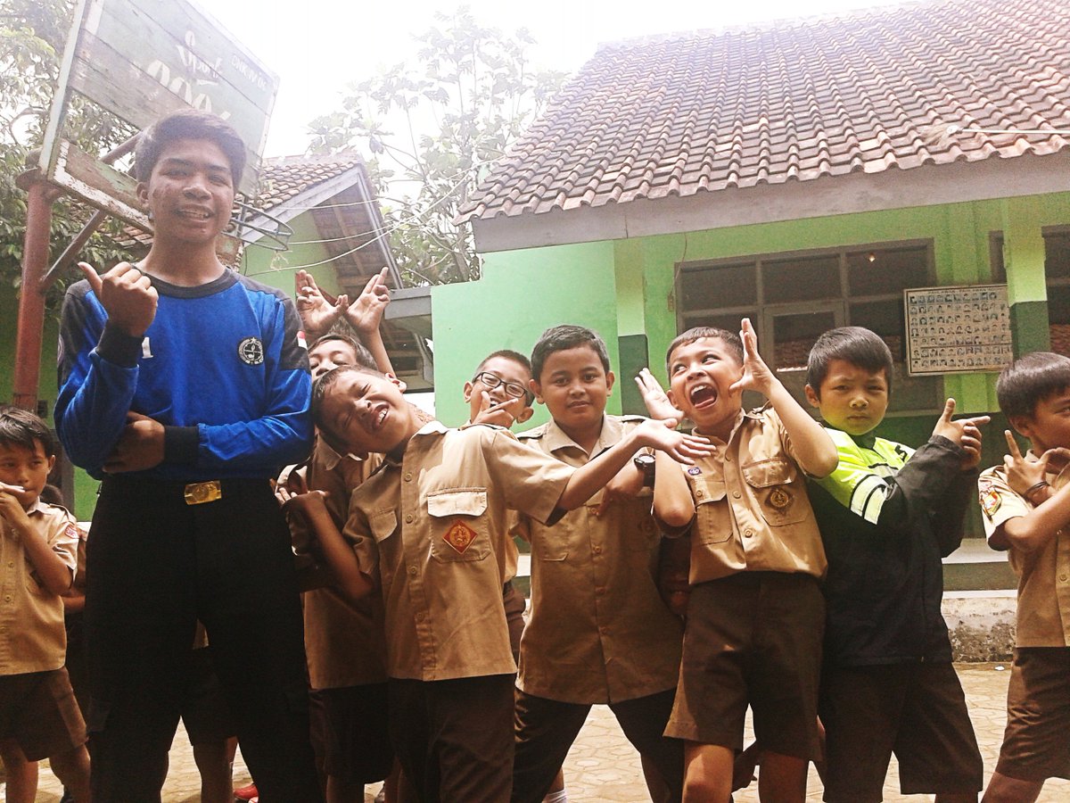 berbagi keceriaan bersama untuk menggapai pemuda yg ceria dan berkarya😄 #SATU7AN #SATU7ANwithvivo <a href="/vivo_indonesia/">vivo_indonesia</a> <a href="/tribunnews/">Tribunnews.com</a>