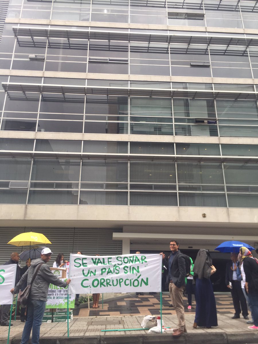 AngelicaLozanoC's tweet photo. Frente a oficina de #Odebrecht celebramos el primer millón de firmas de la #ConsultaAntiCorrupción ¡Vamos a lograrlo! #EsConAcciones ✍🏼💪 https://t.co/qeyS2mjtJN