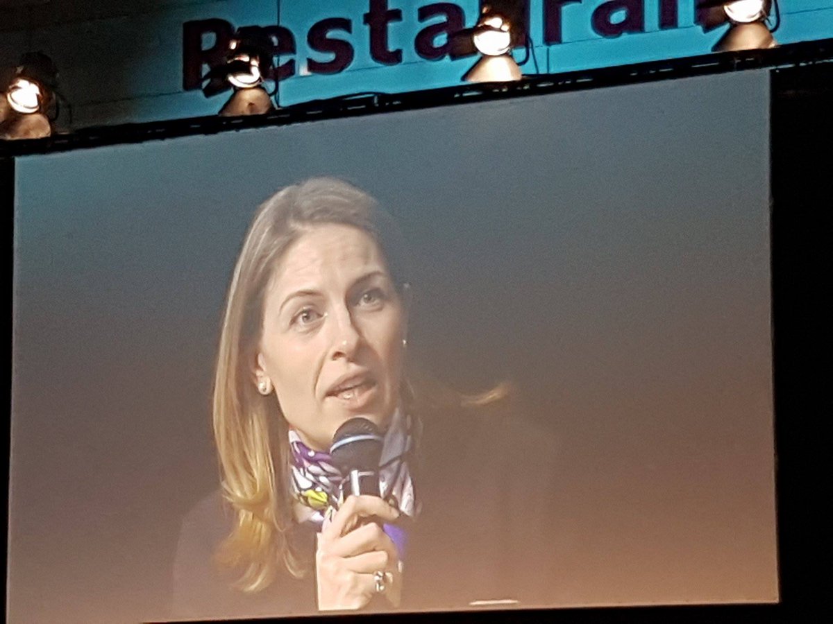 EdenredFrance's tweet photo. .@b_ravache : Il faut relativiser les dangers de l'automatisation. La créativité humaine ne peut pas être remplacée  #ELTD #Emploi https://t.co/PSyzUPuBjC