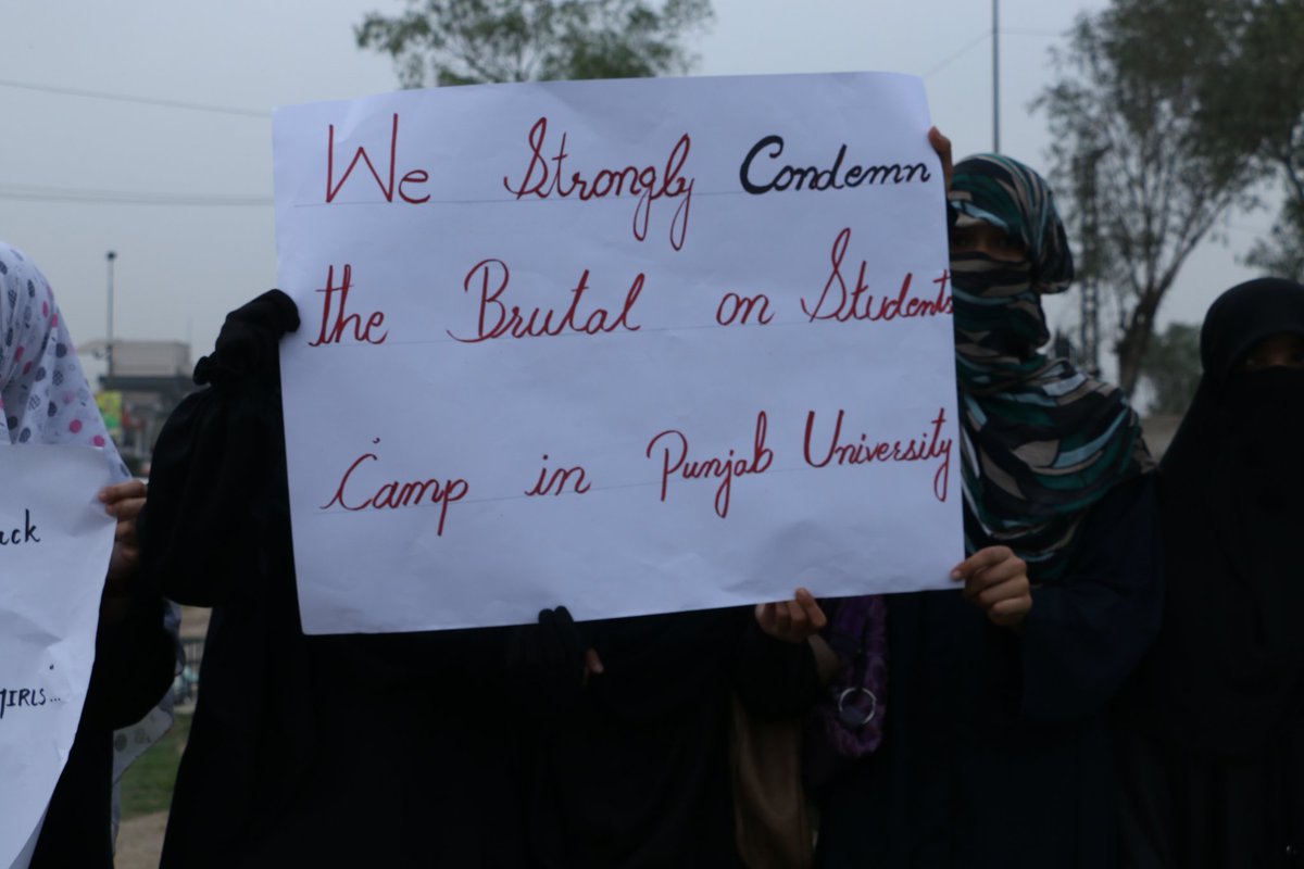 JamaatWomen's tweet photo. پنجاب یونیورسٹی میں طالبات کےپاکستان ڈےپروگرام میں مہمان خواتین اور طالبات کوہراساں کئیےجانے کے خلاف لاہورمیں مظاہرہ
#GirlsUnderAttackInPU https://t.co/ZGMqhAh6Rk