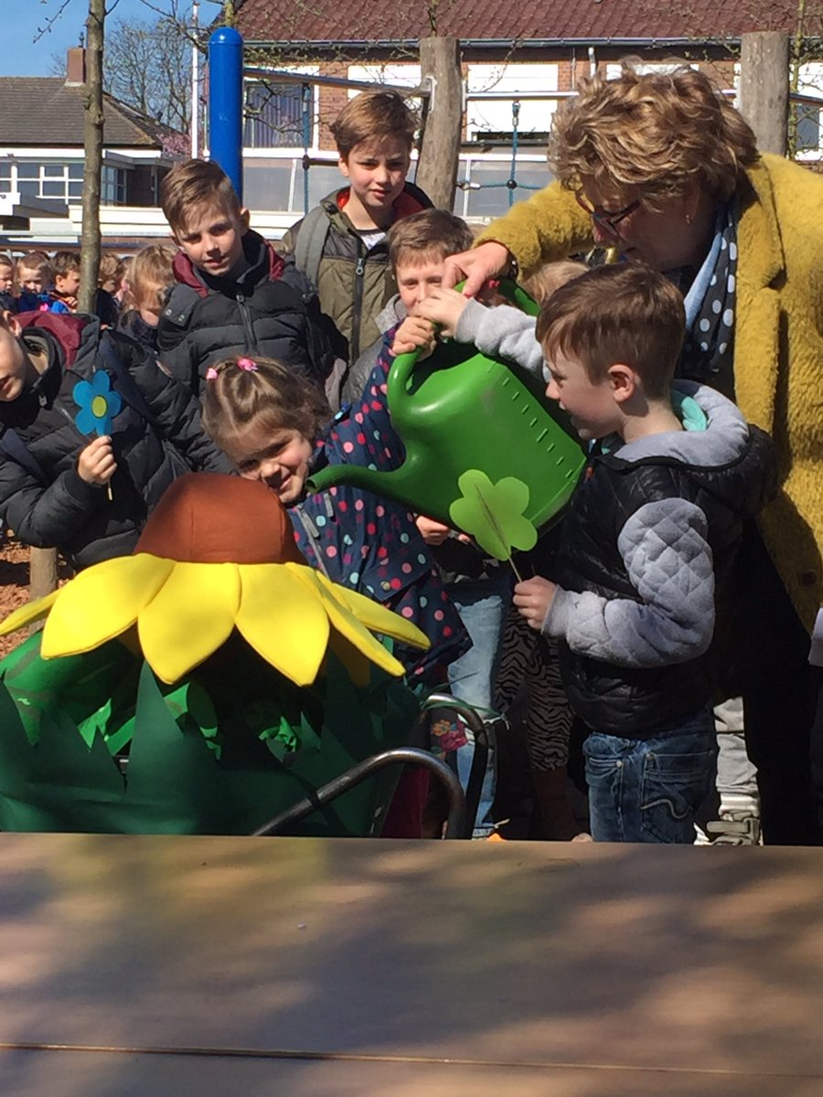PCPOWestland's tweet photo. Groene schoolplein Kon. Julianaschool officieel geopend door @MargaDeGoeij. Met steun van oa @jantjebetonline en HHDelfland. https://t.co/5W8D0E8Flb