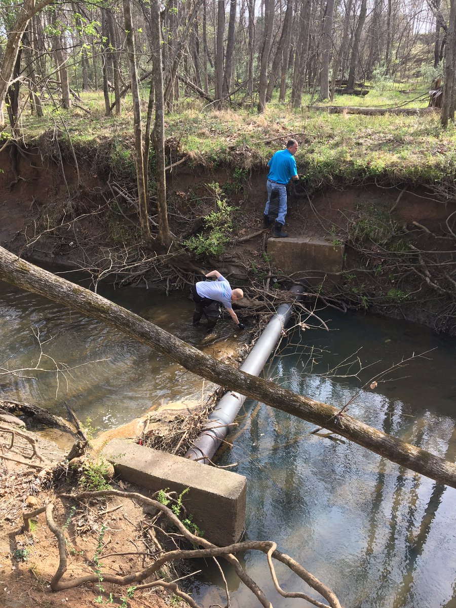 StormWaterCM's tweet image. @XylemInc is out cleaning litter from Steele Creek for #worldwaterday! What a great way to celebrate! #stormwater #waterwatchers