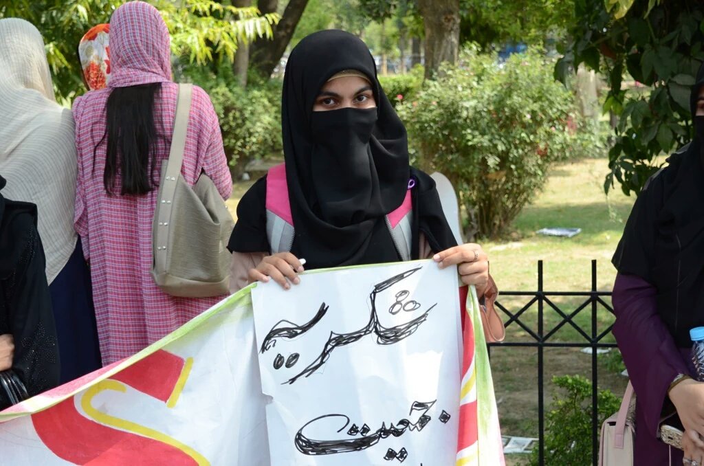 WisalKhan911's tweet photo. Protest of Punjab University Female Students against harassment on campus by Nationalists.
#PU #GirlsUnderAttackInPu #IJT #Jamiat https://t.co/hGnChpYGab
