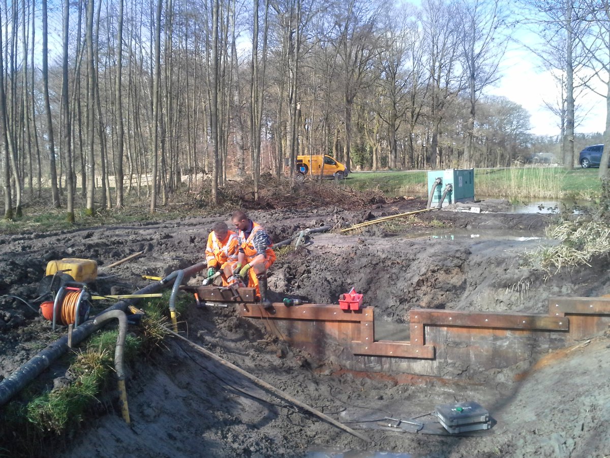 Seakle samen met zijn leermeester Sander van @TWW_Oldenzaal aan het werk in Diepenheim! #BBL #lerenenwerken #infra #GWW