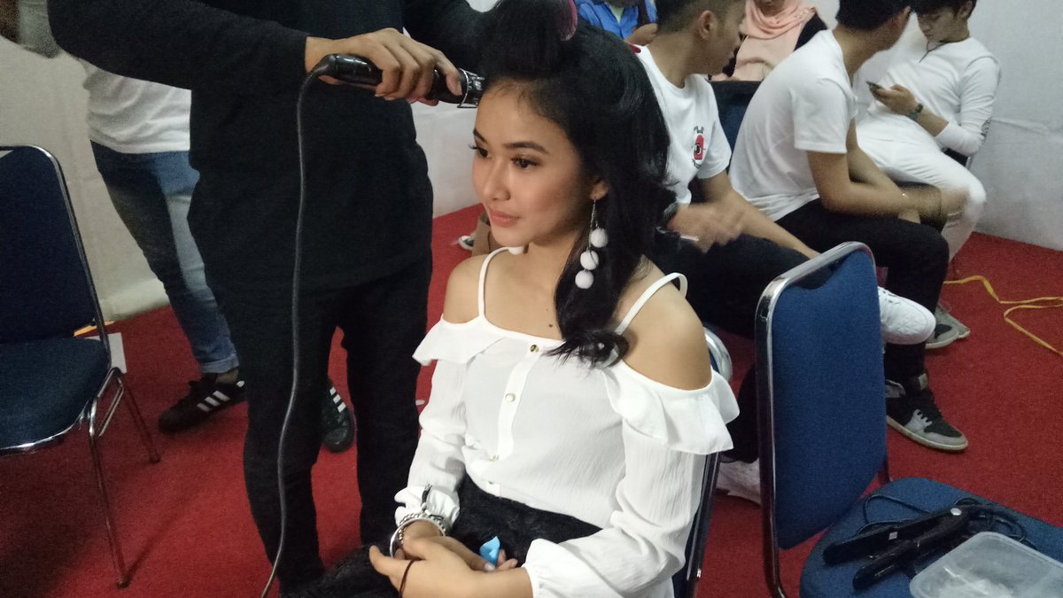 .<a href="/dindazani/">Adinda R A Azani</a> lagi make up nih untuk persiapan Hut dahSyat yang akan mulai sesaat lagi. #9enerasiDahsyatMalam
