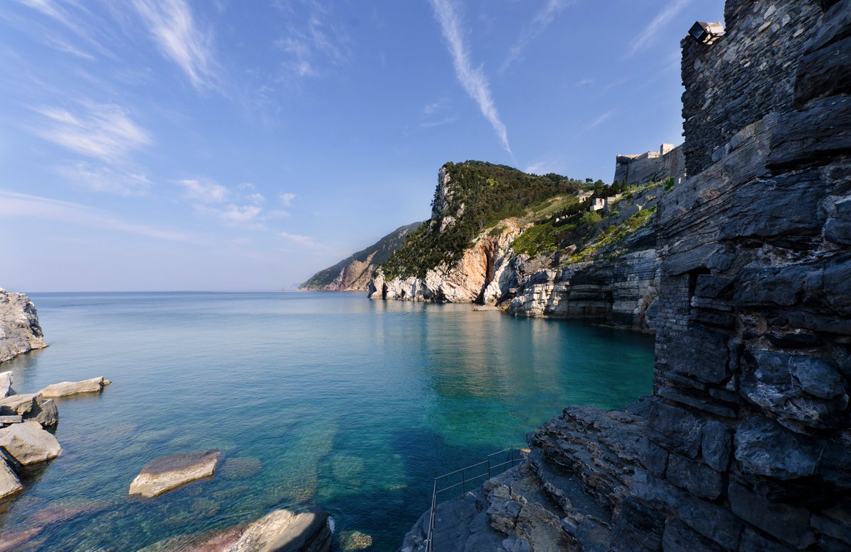 La bellezza a filo dell'#acqua. Arcipelaghi, Isole e storia.
 Per la #GiornataMondialeDellAcqua il
parconaturaleportovenere.it
#lamialiguria