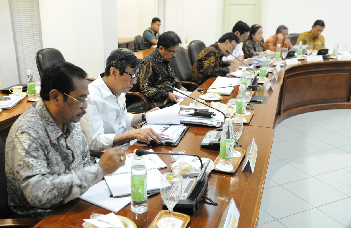 Bahas RUU ttg Pertanahan, Presiden <a href="/jokowi/">Joko Widodo</a> minta pengaturan pertanahan harus atur pemanfaatan tanah terlantar scr maksimal #Ratas <a href="/atr_bpn/">Kementerian ATR/BPN</a>