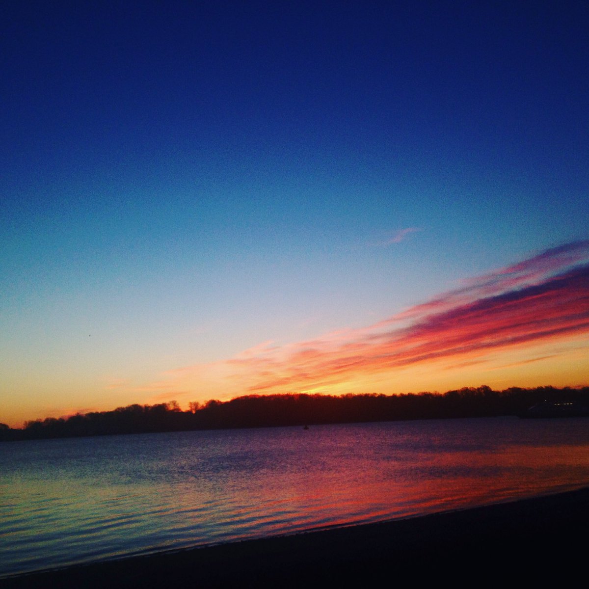 BigmouthBgbelly's tweet photo. Absolutely amazing colors off the water and sky this morning ! #WebbStatePark https://t.co/0hv8BuzEt2