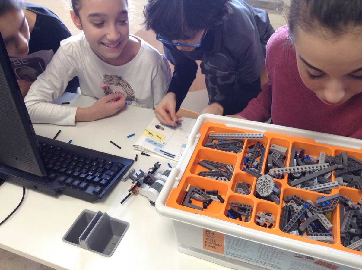 Eleonora_FMD's tweet photo. IC Via Gentile al #RoboticCenter della #PalestraInnovazione con #LegoNXT per costruire i robot @fmdigitale https://t.co/O9lNEW03IL