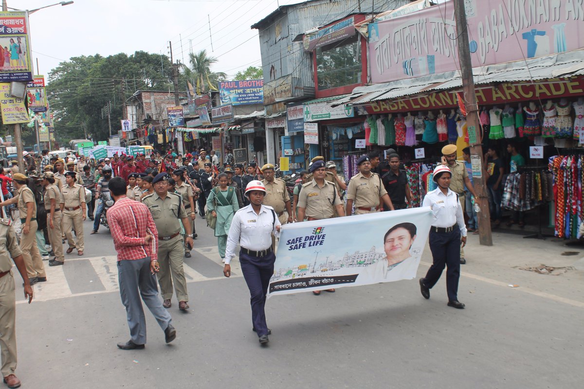 WBPolice's tweet photo. #SaveDriveSafeLife Campaign by #CoochbeharDistrictPolice. Large no of local people including School students participated    #TogetherWeCan https://t.co/mNEEHS0BcV