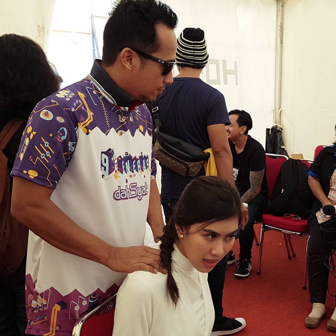 parlina_sari's tweet photo. Ada yg lagi dipijitin nich 😄 @syahnazs93 @DennyCagur @dahSyatMusik https://t.co/F8I3wzDl8z