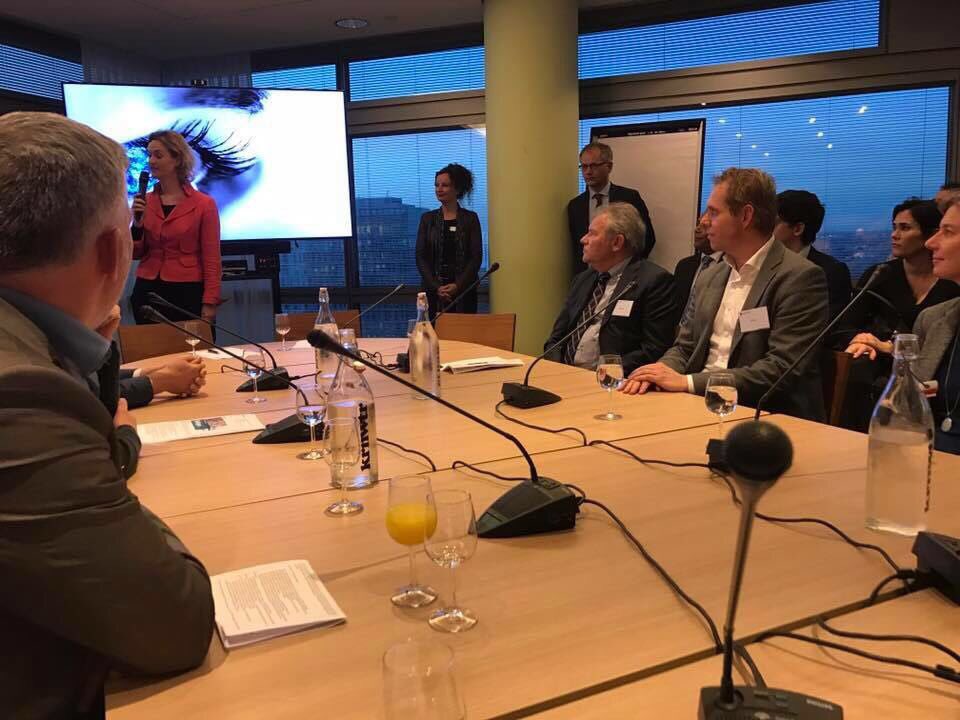 Benjamin13Bos's tweet photo. Rondetafelfyiotherapie bij #abnamro inspirerende discussies #transparantie #kwaliteit #multidisciplinair = toekomst, bevlogen beroepsgroep https://t.co/oNEzg0eOB3