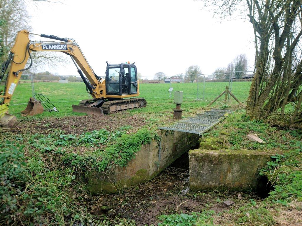 EnvAgencySE's tweet photo. Our #WestHantsField team has removed the redundant concrete outfall at #BishopsSutton and replaced it with pre-seeded environmental growbags https://t.co/6nJKQ8B5CA