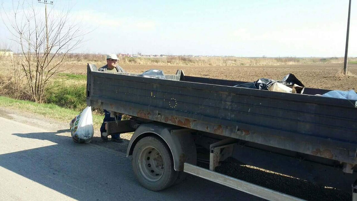OpstinaZabalj's tweet photo. Радници ЈКП Чистоћа Жабаљ кренули су у уклањање дивљих депонија поред путева. https://t.co/E8vfGVepEy