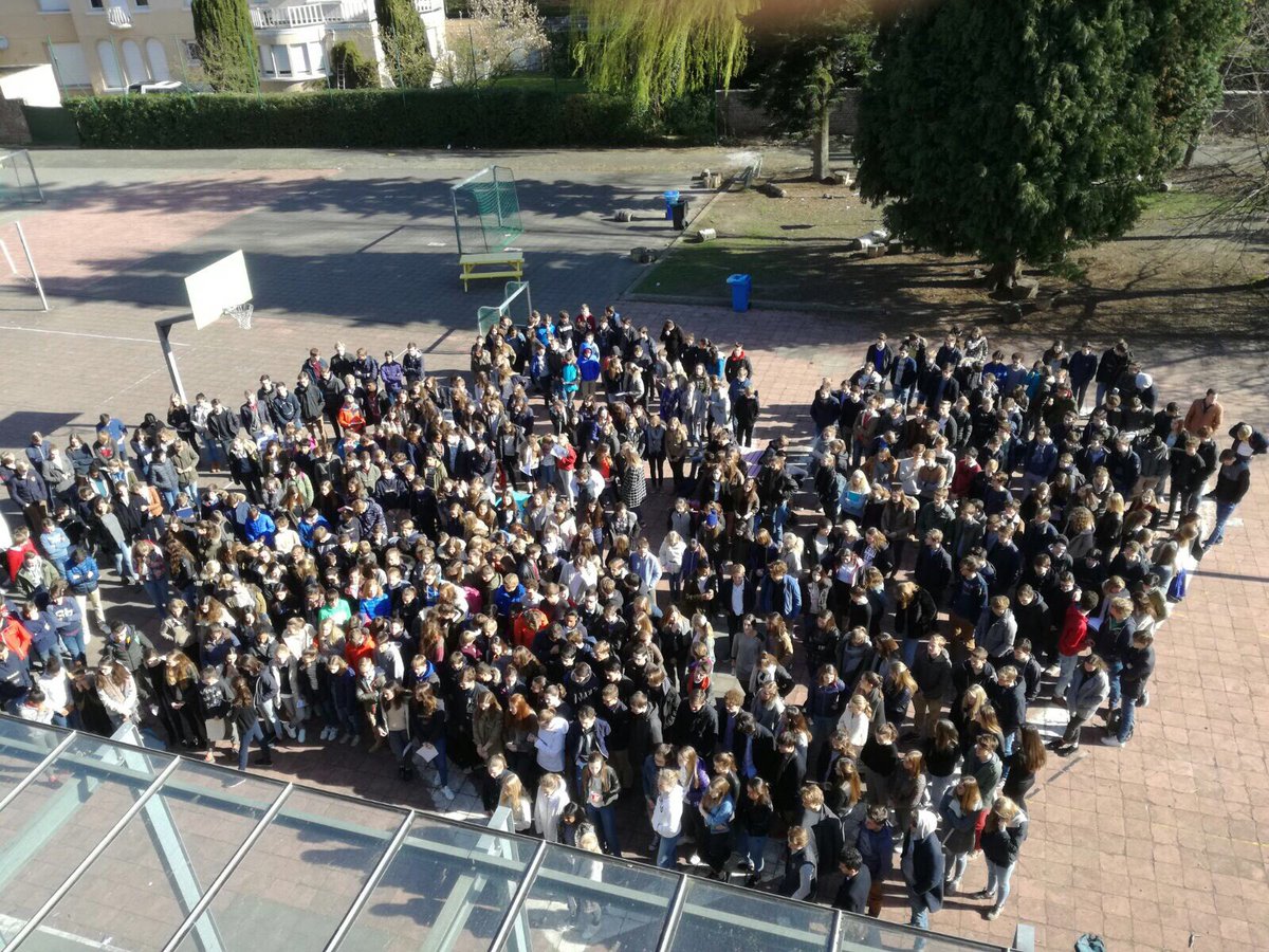 Een minuut stilte vanuit het 'hart' van RHIZO Lyceum OLV Vlaanderen #22032016