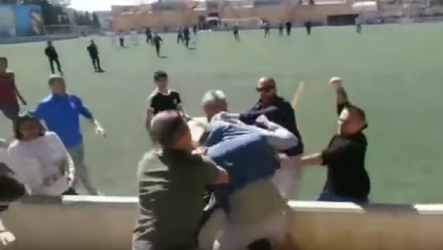 El peor ejemplo que le puedes dar a tu hijo es enzarzarte en 1 tangana cuando vas a verle hacer deporte 

Le marcará de por vida

#fairplay