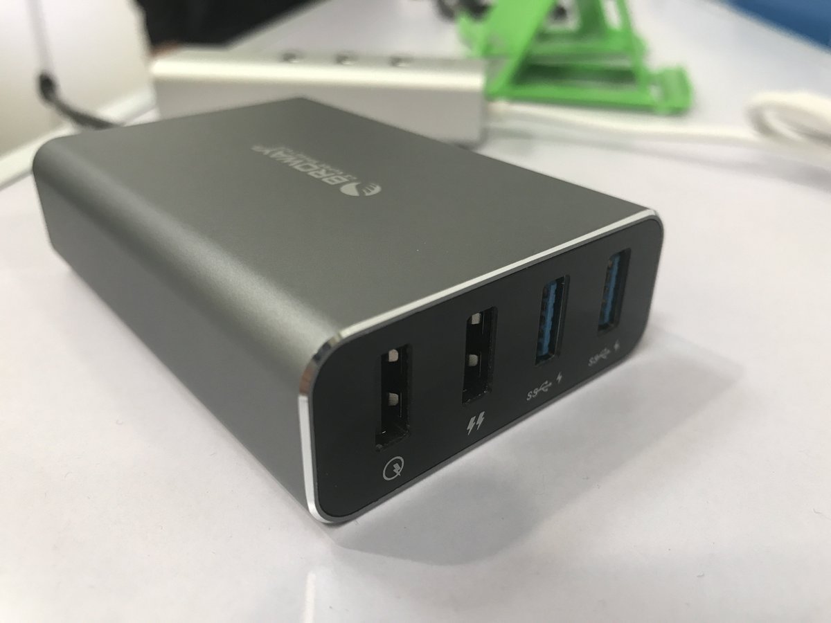 tomasz's tweet photo. Ładowarka #Broway USB-C z PD
Możemy ładować nowego MacBooka + 4 inne urządzenia na USB
#MyAppleCeBIT → https://t.co/dAvFq81gad #CeBIT2017 https://t.co/wlsAaRsleW