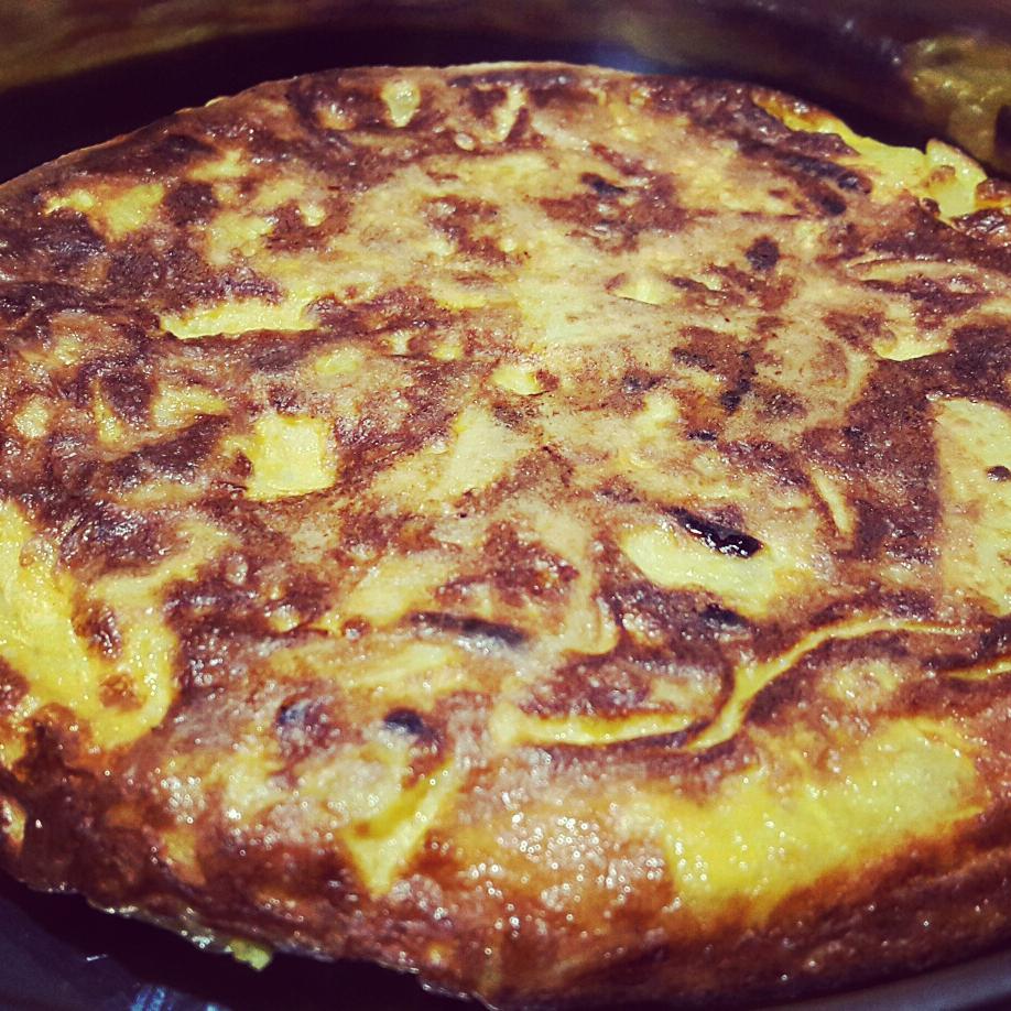 Husk1e's tweet photo. My first feeble attempt at a Spanish Omelette. #omelette #food #eggs #potatoes #homecooking https://t.co/t8XQoujz47