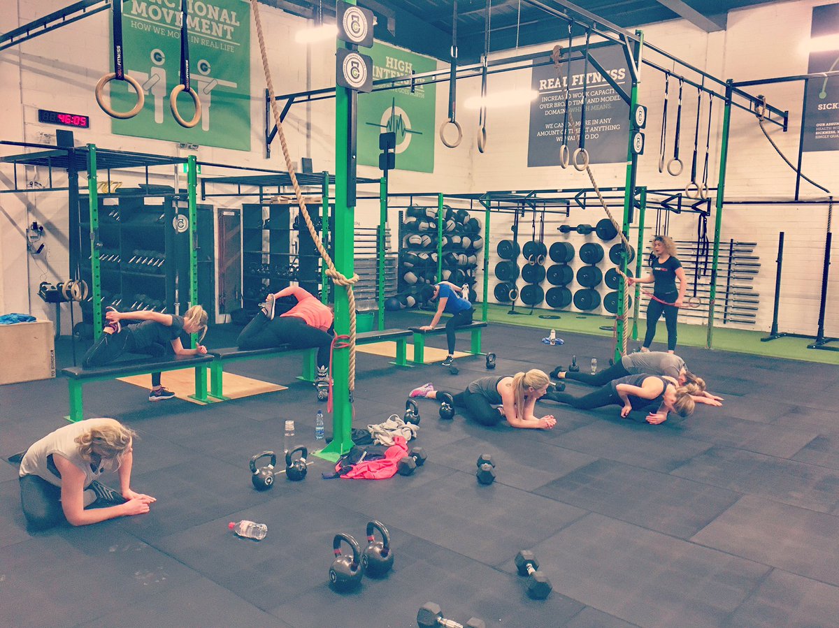 dominicmunnelly's tweet photo. #thewayofdom #personaltrainer #irishfitfam #lululemon #crossfit #gymnastics #dublin #gym #lululemondublin #omthemove getting their stretch https://t.co/diGsrjMOOs