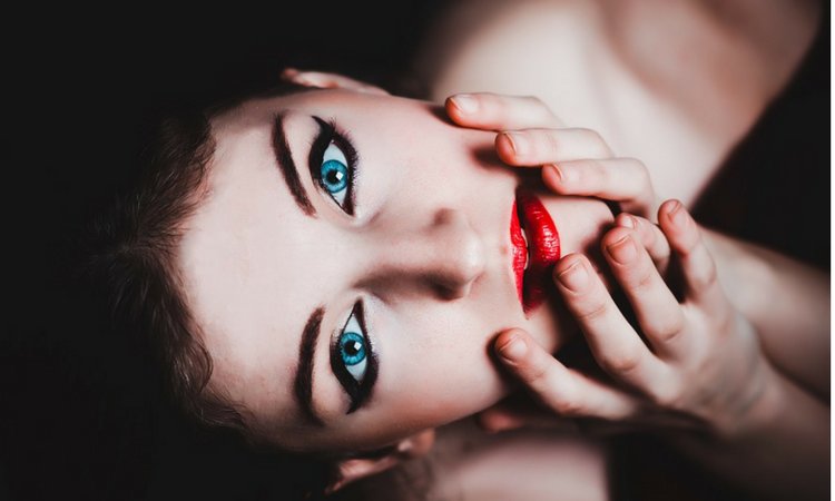 theauntyeve's tweet photo. When in doubt, wing it out! https://t.co/lOGh3pf7fm #eyelinertutorials https://t.co/NKGTa7tkuZ