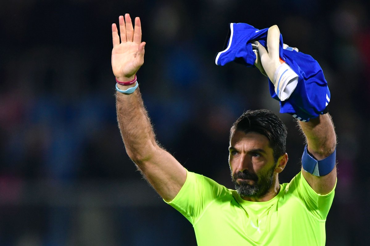 UEFAEURO's tweet photo. Buffon has made 999 professional appearances:

Club games 832 
Italy caps 167

👏👏👏🇮🇹 https://t.co/GvxjCVCa7z