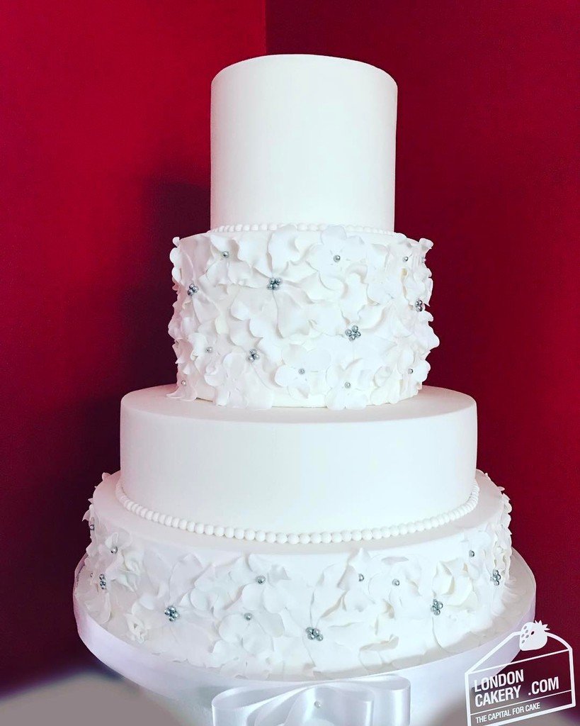 #4tierweddingcake #white with #whitesugarflowers #cake #weddings #bride #celebration #occa… ift.tt/2nmwwjl