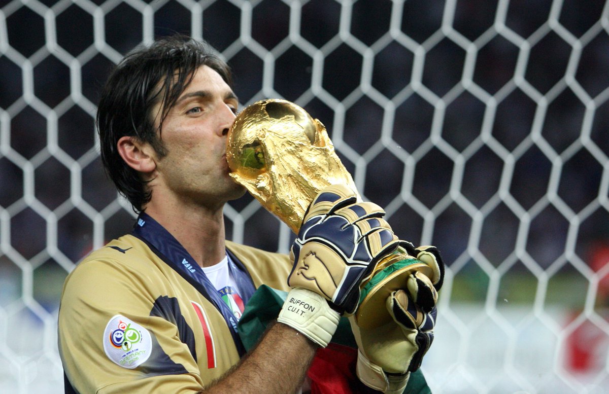UEFAEURO's tweet photo. Buffon has made 999 professional appearances:

Club games 832 
Italy caps 167

👏👏👏🇮🇹 https://t.co/GvxjCVCa7z