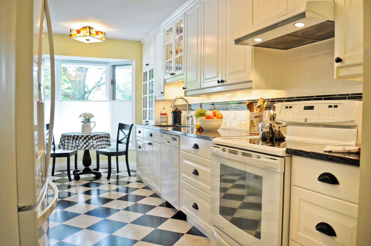 BlackWalnutKB's tweet photo. A chef's kitchen needs everything close at hand but not too close that it feel cluttered. https://t.co/CcJfobHkuO