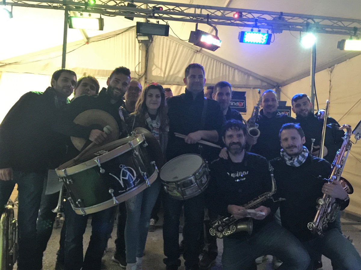 xarangaelminaor's tweet photo. Encisats i plens de goig gaudírem de la convivència fallera i d’una bona dosi de música de tots els estils. Bon rotllo i comboi! #falles2017 https://t.co/MwBdvO5Xln