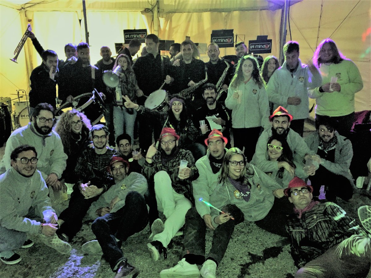 Encisats i plens de goig gaudírem de la convivència fallera i d’una bona dosi de música de tots els estils. Bon rotllo i comboi! #falles2017