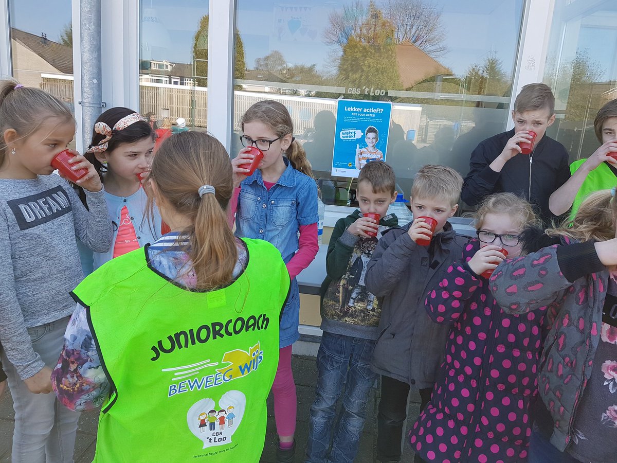 Een lekker glaasje #water met de Juniorcoach na actieve @BeweegWijs activiteiten op de #Looschool <a href="/BW_Zelhem/">Beweeg Wijs Zelhem</a> <a href="/AhoekInBeweging/">AchterhoekInBeweging</a> #waterweek