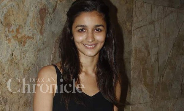 meghna010's tweet photo. #AliaBhatt slams reports of her being upset with other actresses.
https://t.co/A8iM0wE4WZ https://t.co/pbpm36AXX9