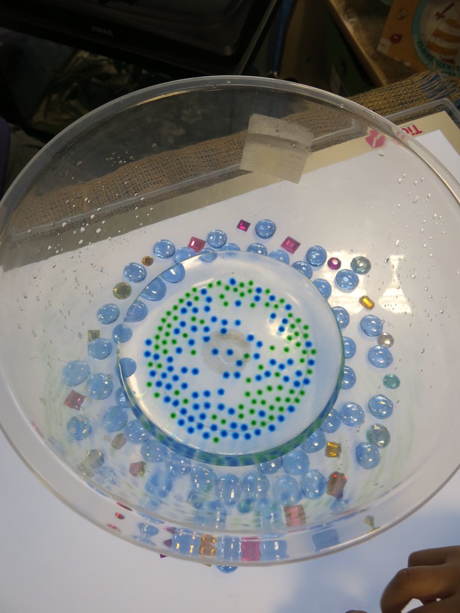 misssmythe_HT's tweet photo. The children have been so intrigued by these water beads leading to lots of great talk ✨💜 #EYFS #earlyyears #inspiredtalk #lightbox https://t.co/KTKhqaQ2i1