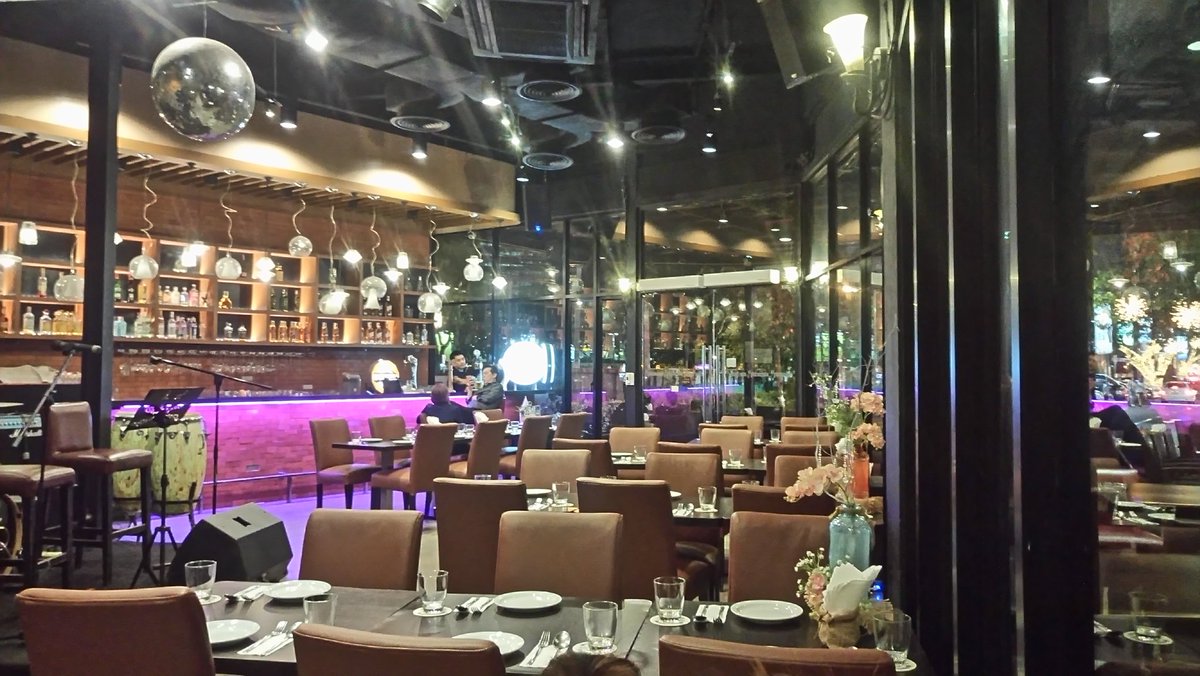 Phuket_Sammy's tweet photo. The nightmare of traffic that is #Ratchayothin has absolutely killed the once hoppin' Wine Society at Major. Ghost town. Sad. #Bangkok https://t.co/WYmKfAok2k