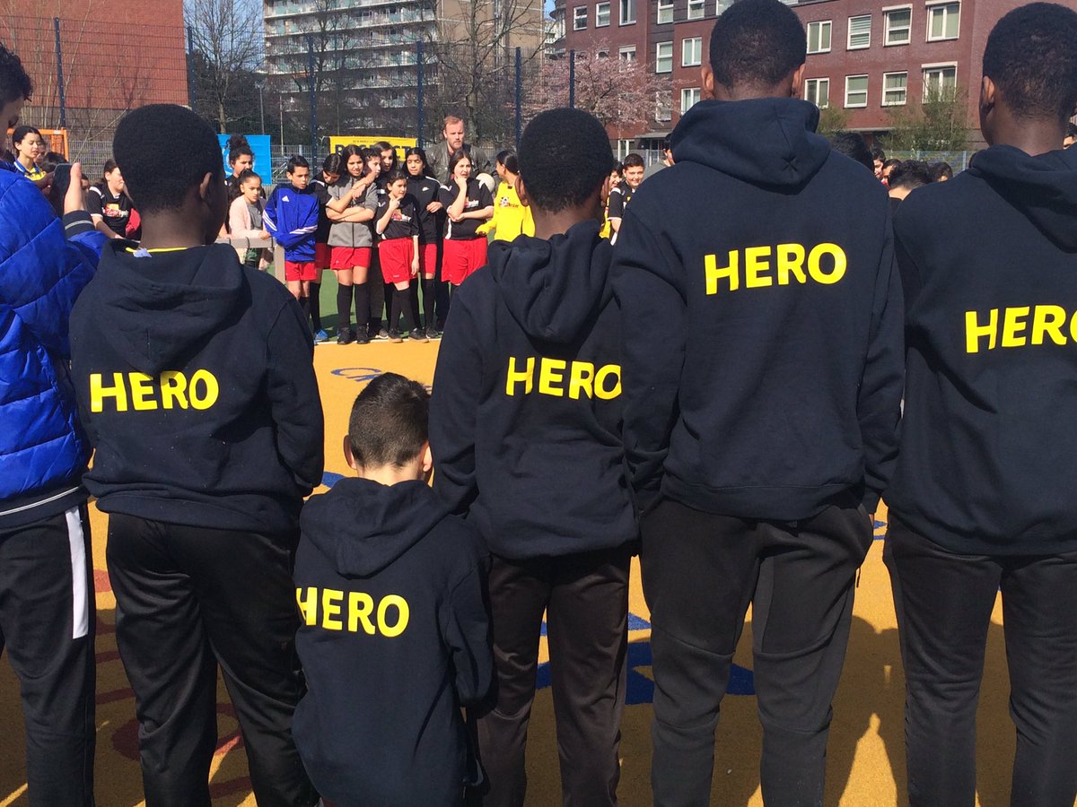 Grote drukte op het toernooi georganiseerd door de Cruyff Court Heroes op het Laakveld  <a href="/JCFoundation/">Johan Cruyff Foundation</a> <a href="/Streetsport070/">Streetsport Den Haag</a> <a href="/SWSDH/">Werkgever Sportclubs</a>