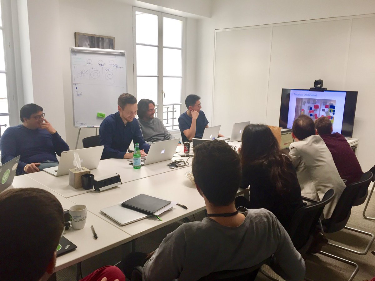 IsaGourraud's tweet photo. Merci à la team dev @QuickBooksStart qui nous présente leurs projets et nous initient au codage #intuitlifeFR #workhard https://t.co/GphoOTlPaW