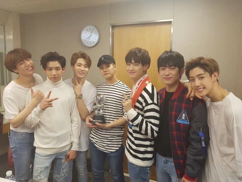eyesnnes's tweet photo. 31.03.16 #FLY2NDWIN MCOUNTDOWN https://t.co/4Z5KN4nEGq