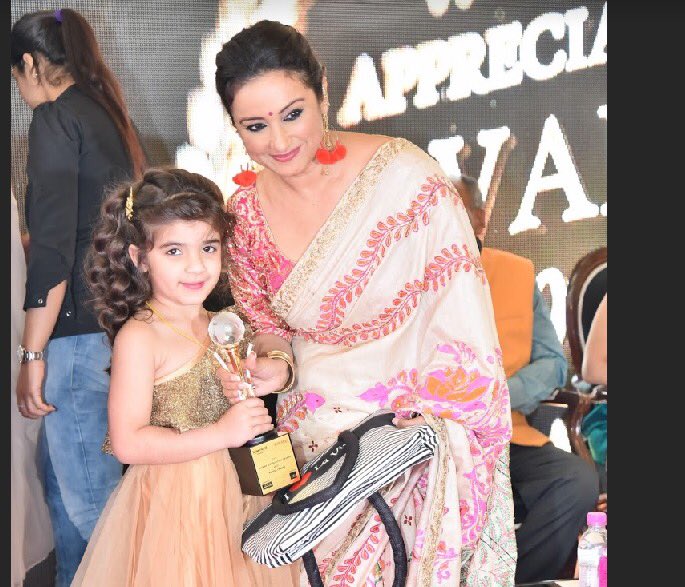 divyadutta25's tweet photo. And the women's achievers awards.. some smiles n laughter wt me and ma https://t.co/45mVNy9dGx