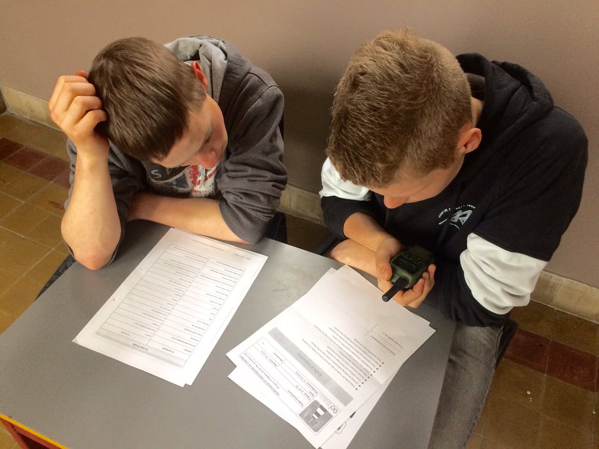 GaelleCoutteau's tweet image. 2 LLN beschrijven de weg, 2 andere LLN volgen de instructies in centrum Nieuwpoort. #Flexlearn #Frans #DerdeGraadBSO @GO_MSNieuwpoort