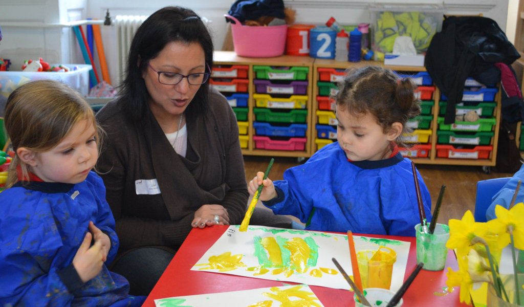 ParagonBath's tweet photo. Squirrels Nursery loved having their Mummies in to help paint Spring flowers and build sand castles #MummyMorning https://t.co/ZkpS9SGJmp