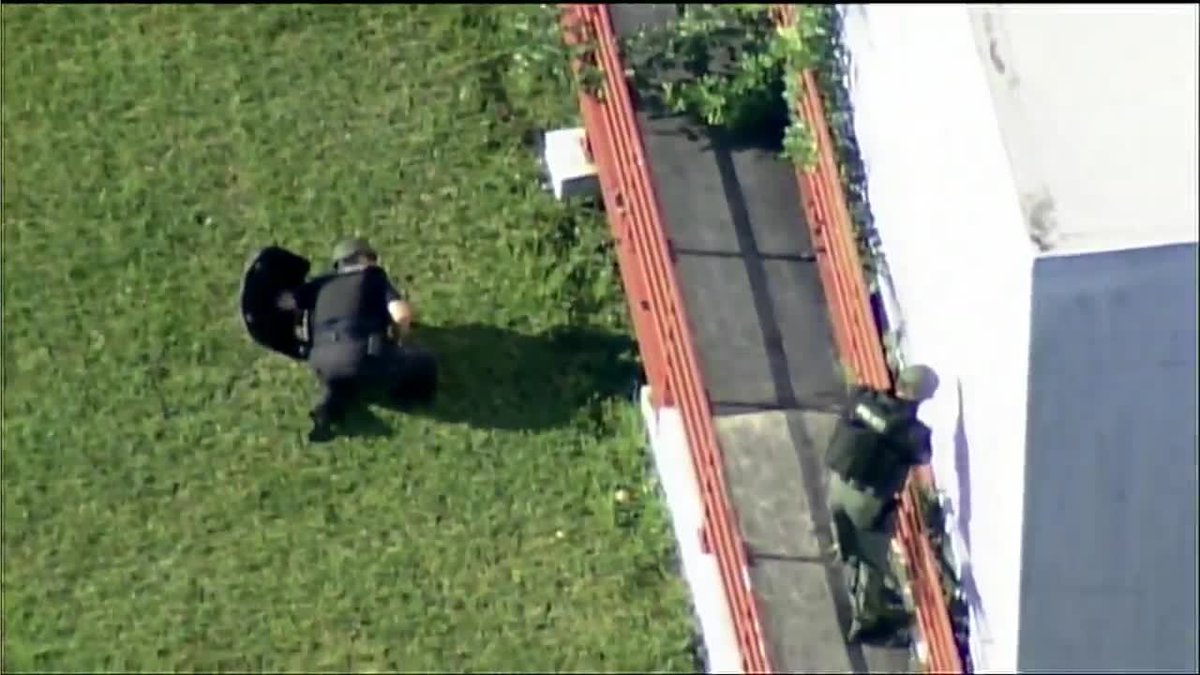2 Hialeah schools on lockdown while police search for man armed with knife bit.ly/2msuNtA https://t.co/tMOAqQPJk9