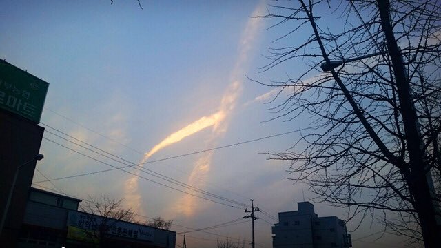 binibini231's tweet photo. 세월호 실험 인양 성공한날 구름 모양 ㅠㅠ
내일 아침에 꼭 볼 수 있기를.. ()()() https://t.co/e0BNJ5aRgt