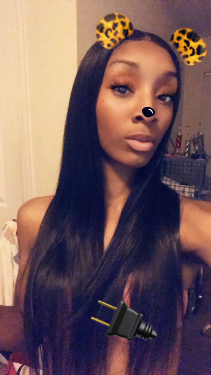 _kiaera's tweet photo. Shop #TheManePlug for your Peruvian extensions🔌💛 I am wearing a 360 frontal with 2 bundles of 22" straightened out using NO products🖤 https://t.co/0fuTdrXvcY