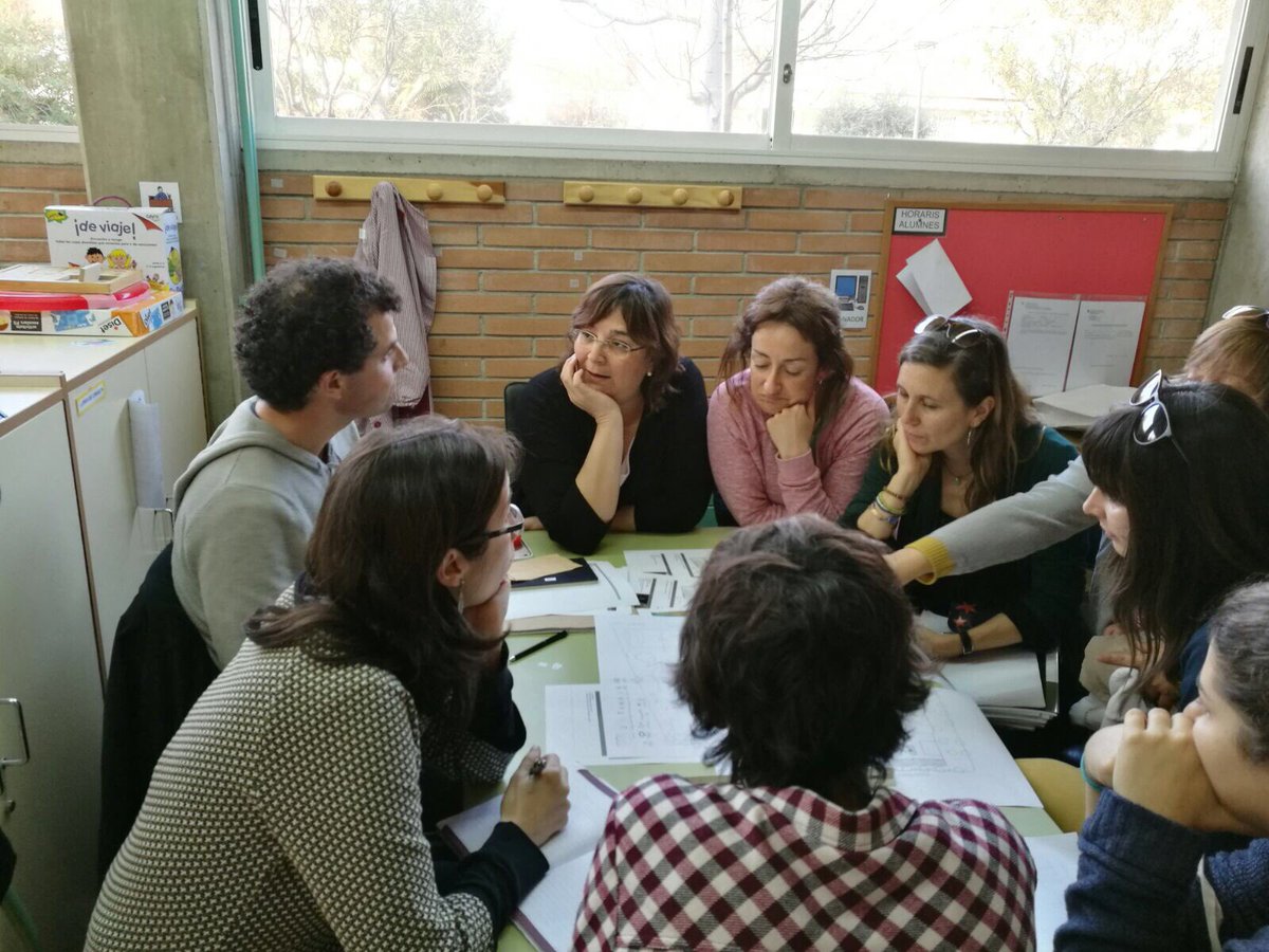 Tana3333's tweet photo. Reunits comissió mixta (famílies, mestres i monitoratge) treballant en el projecte de #HackTheSchool de #elpatiquevolem a l' #EscolaEdumar https://t.co/Ppo4qGisXY