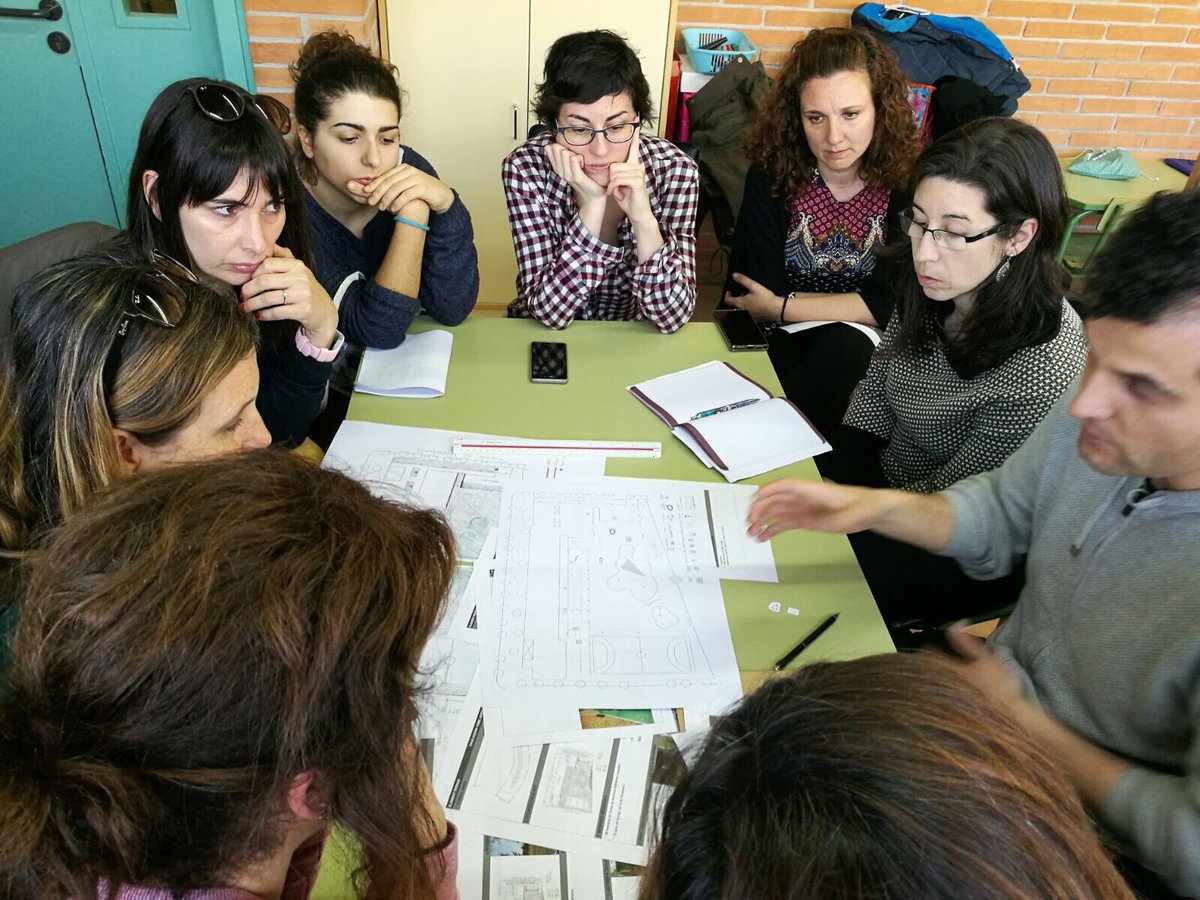 Tana3333's tweet photo. Reunits comissió mixta (famílies, mestres i monitoratge) treballant en el projecte de #HackTheSchool de #elpatiquevolem a l' #EscolaEdumar https://t.co/Ppo4qGisXY