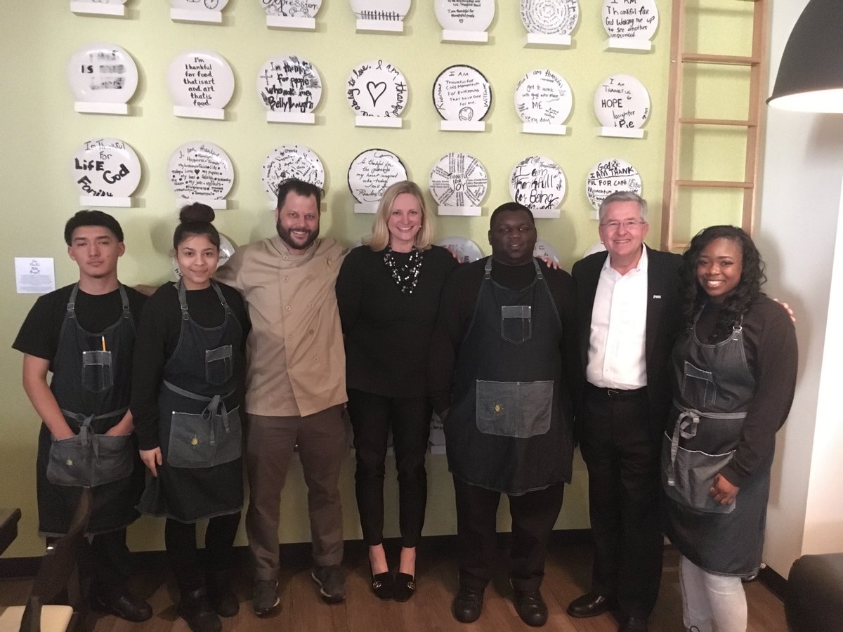BGallagherUW's tweet image. Terrific honor to meet @viva_chato &amp;amp; @cafemomentum crew last night! Saw firsthand their great work w/at-risk #Dallas youth. @UnitedWayDallas