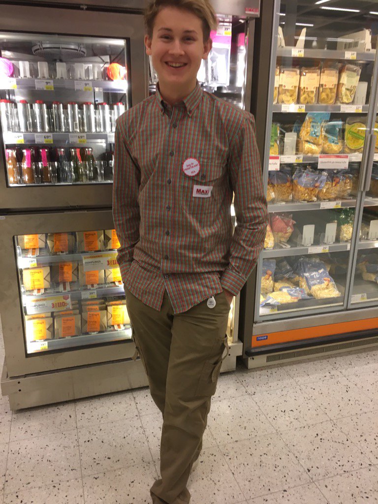 Byggjens's tweet photo. På Ica Maxi Universitet gör en mycket arbetssugen Gustav sin Apl #rgtu https://t.co/YDjMkL3Btw