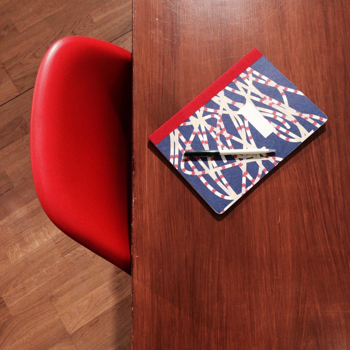 Participez au retour de l'écriture avec style! Merci à <a href="/papier_tweet/">Papier Tigre</a> #ShapedbyConran #TheConranShop